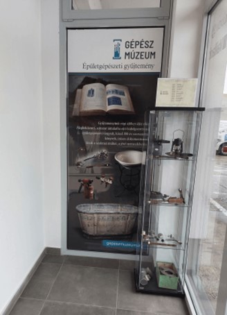 Apró múzeumi tárlat részlet, vitrinben tárgyak